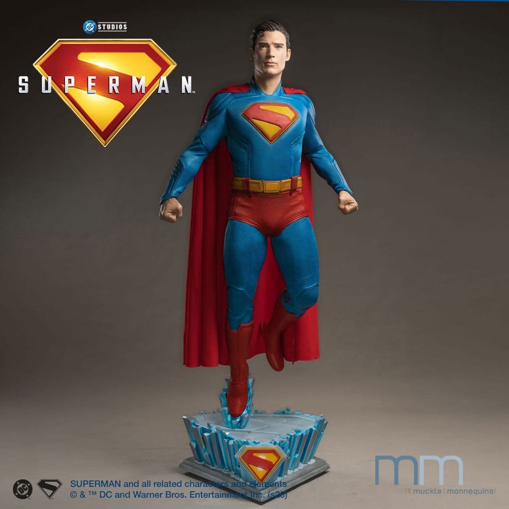 Superman 2025 statue 1/1 Superman 246 cm