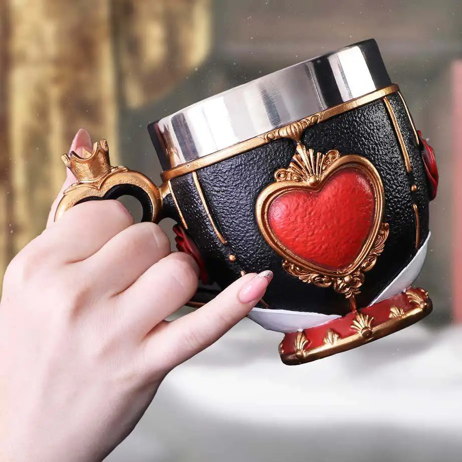 Figurine pinkys up queen of hearts cup - Queen